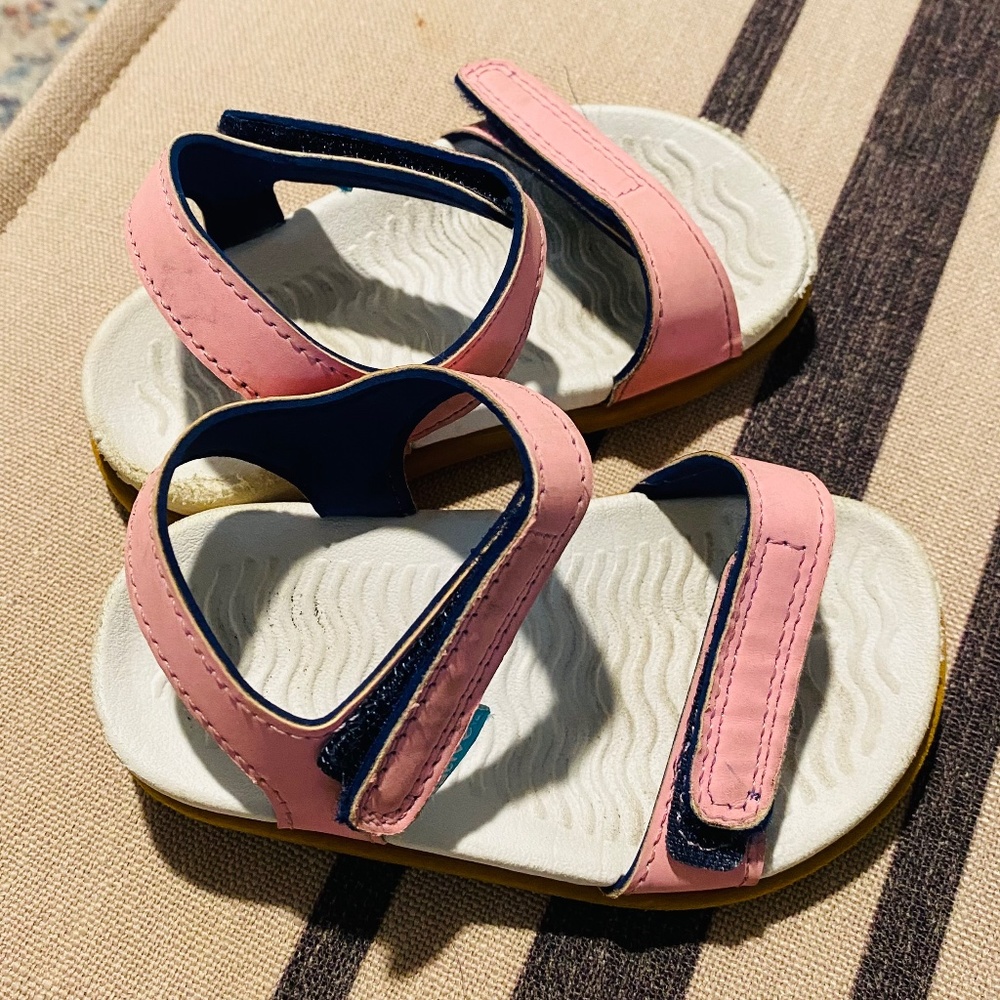 Native Charley sandal in pink- US size 6